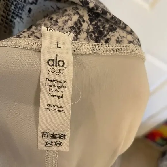 Alo yoga snakeskin legging size large - Picture 3 of 13